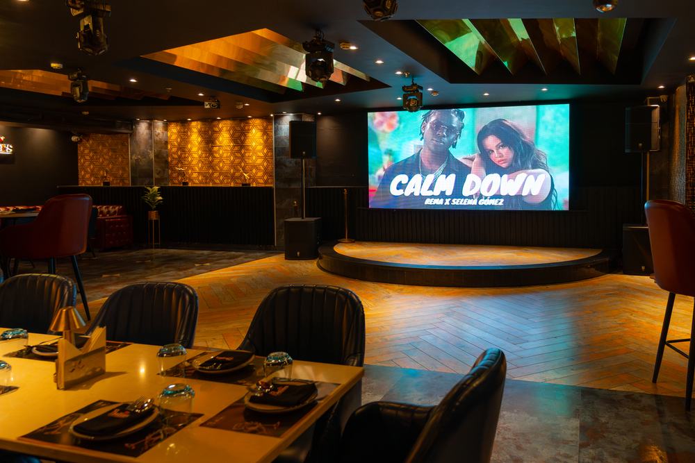 The Bellers floor and screen set for the evening