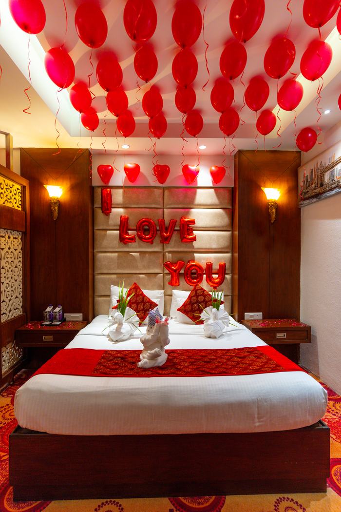 A room dressed with balloons and a LOVE YOU letter wall