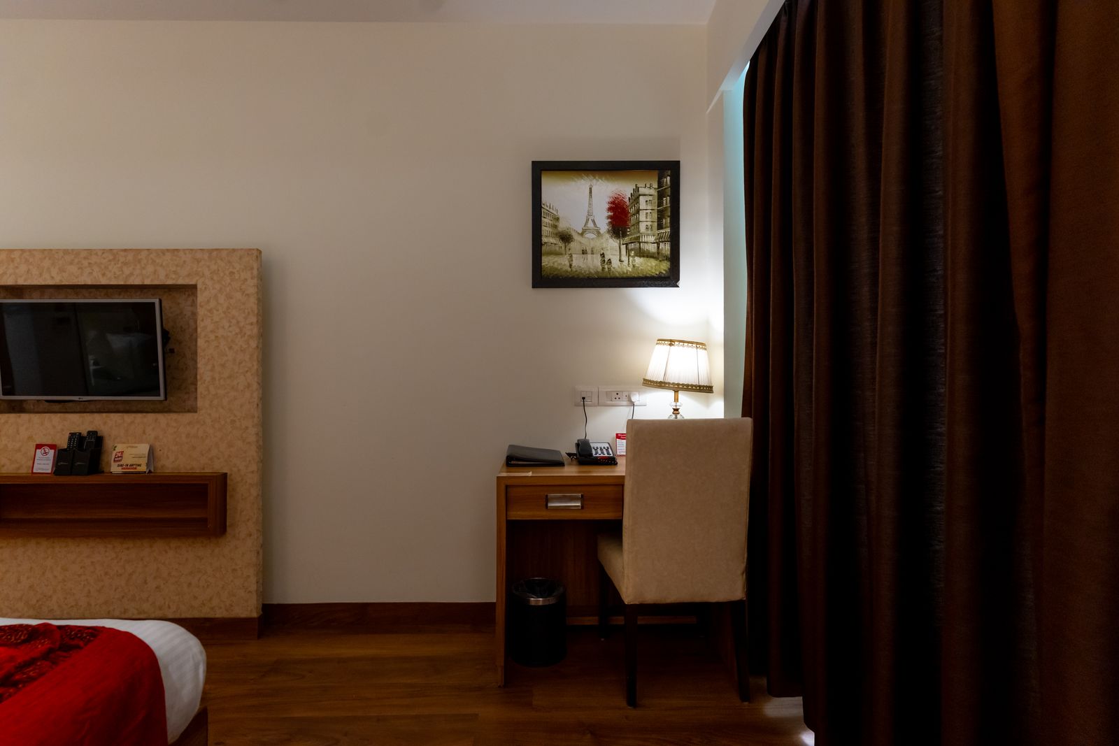 Executive Room: The work corner: desk, screen and reading light
