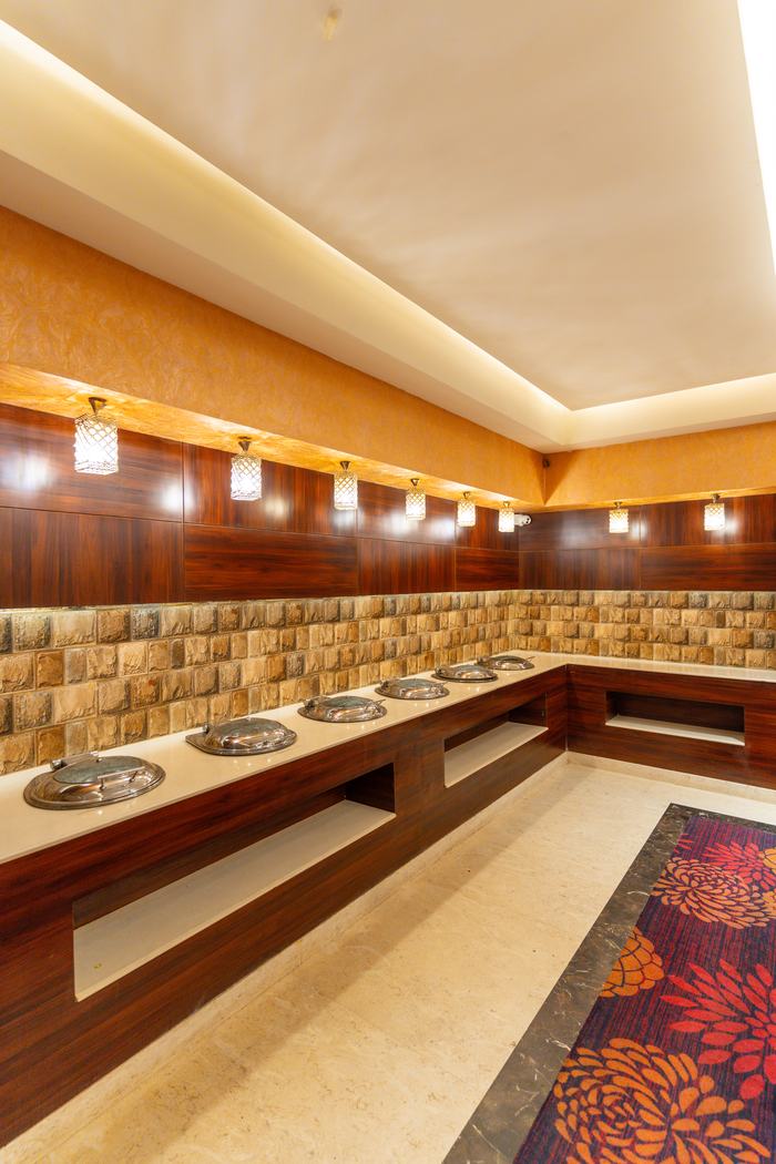 The hall set as a conference in the round