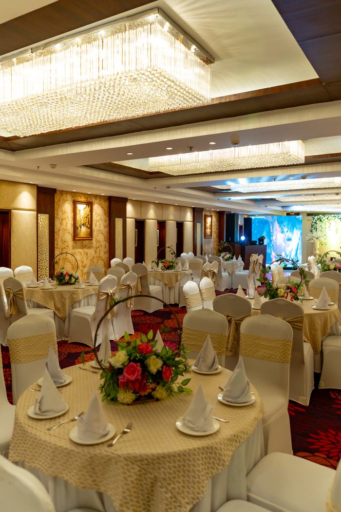Rounds dressed in cream, the hall ready