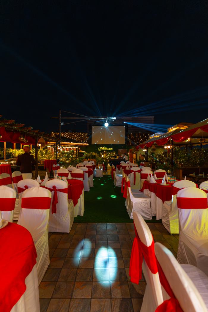 The terrace laid for a full party
