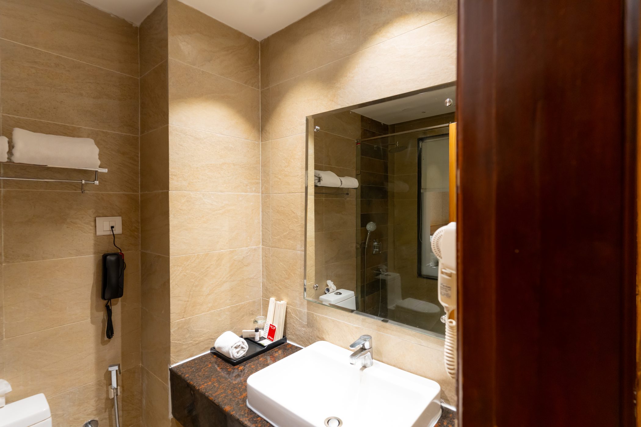 Twin Room: The bathroom: vanity, basin and mirror